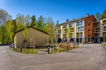 Taloyhtiö Lentueen julkisivu pihapiiristä