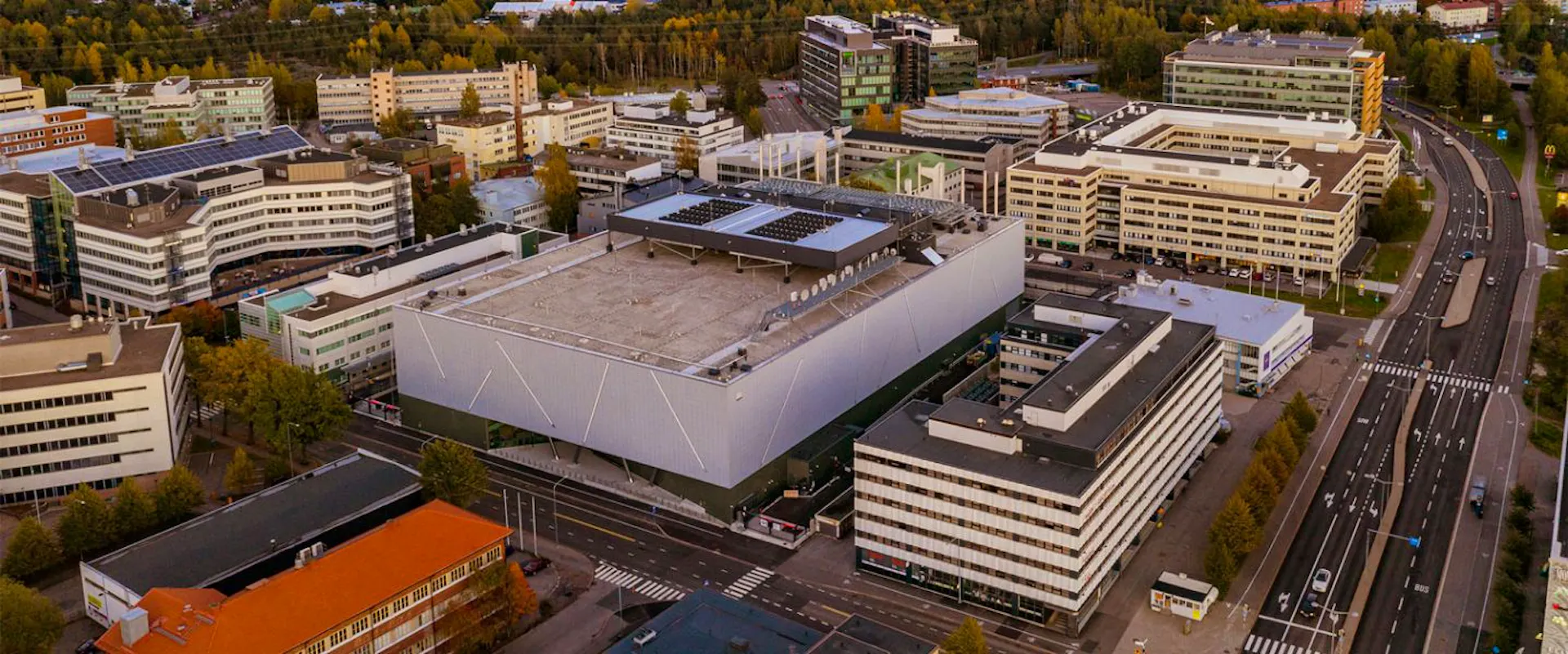 Ilmakuva uudesta Data Centreristä ympäristössään