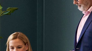 SRV Toimistolla nainen ja mies