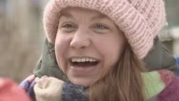 Haastateltava leikkii puistossa