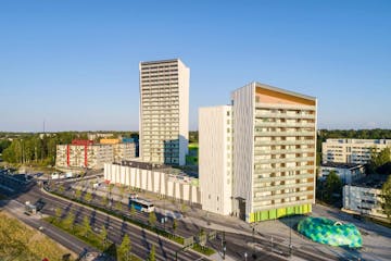 Kauppakeskus ja korkeita uusia kerrostaloja