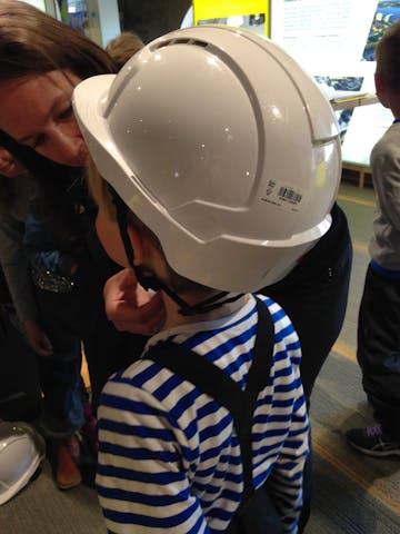 Lapsi sovittaa kypärää