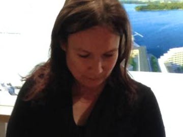 Lapset tutkivat turvakenkää