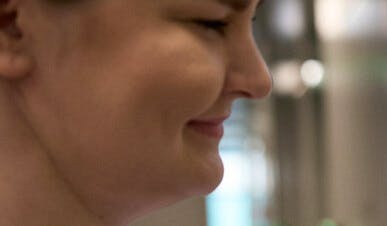 Työntekijä menossa palaveriin ja kuittaa samalla varauksen