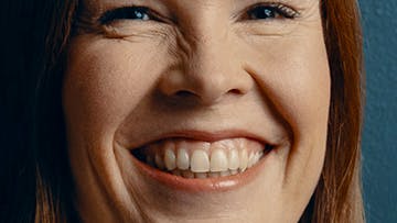Lotta Toivonen hymyilemässä portettikuvassa