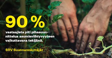 Kädet mullassa istuttamassa kasvia