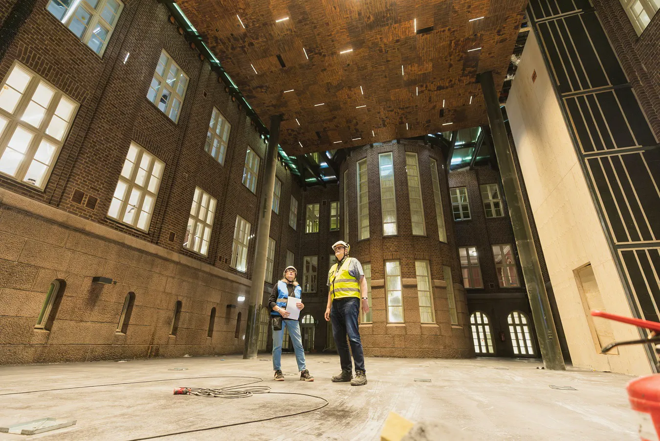 Lahden kaupungintalon arkkitehdit sisäpihalla