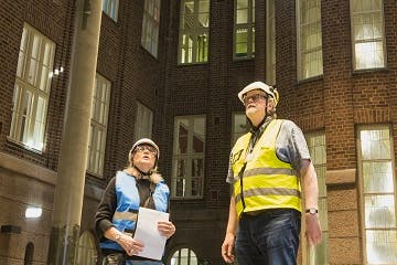 Lahden kaupungintalon arkkitehdit sisäpihalla