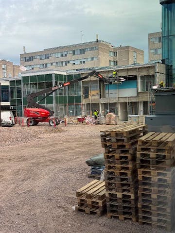 Lasiseinän asennusta Kantasairaalan edustalla
