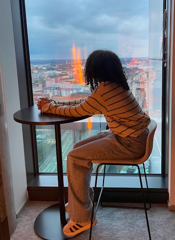 Lapsi katsoo näkymiä ikkunasta