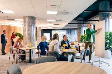 Palaveri toimistossa