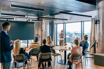 Esiintyminen työyhteisön edessä