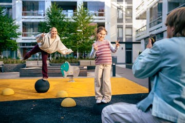 Lapset leikkii pihalla