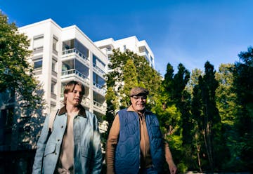 Poika ja isoisä kävelevät pihalla