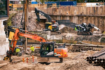 Kaivinkoneita SRV:n työmaalla