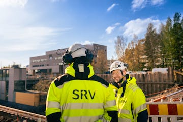 Työntekijät keskustelevat työmaalla