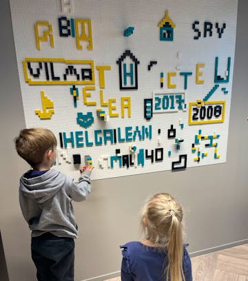 Lapset katsovat lego-seinää