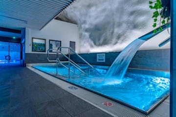 Vesimaailma Louhi suihku