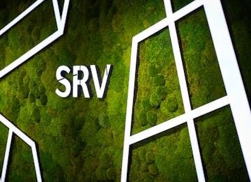 SRV:n logo viherseinällä