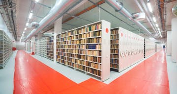 Varastokirjasto täytetty hyllyrivi