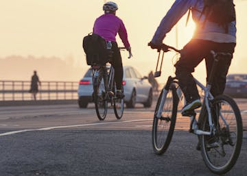 Pyöräilijät sillalla