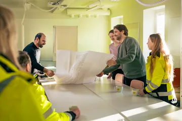ihmisiä työmaatoimistolla